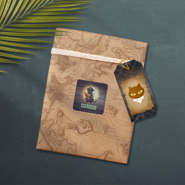 Adesivo Quadrado Curioso gato pirata decreta mistérios antigos dela (Curious pirate cat deciphers ancient mysteries squ square sticker)