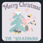 Adesivo Quadrado Cute Boho Christmas Unicorn on Lavanda Purple<br><div class="desc">Este adesivo de Natal personalizado apresenta uma ilustração de desenho animado giro e giro estilo boho. Um unicórnio rosa bonito está decorando sua árvore de Natal debaixo dos flocos de neve que caem. O fundo é uma cor púrpura de lavanda suave.</div>