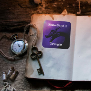 Adesivo Quadrado Dragão Mítico Mágico Este livro pertence a