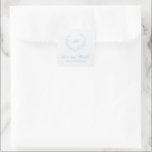 Adesivo Quadrado Dusty Blue Wreath Monograma Casamento Elegante<br><div class="desc">Vestidos de casamento elegantes,  com design limpo e eterno com seu dentro de monograma de crista de coroa,  junto com a mensagem "amor e obrigados" e seus nomes.</div>