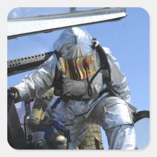 Adesivo Quadrado É realizada uma simulação de salvamento na cabina 