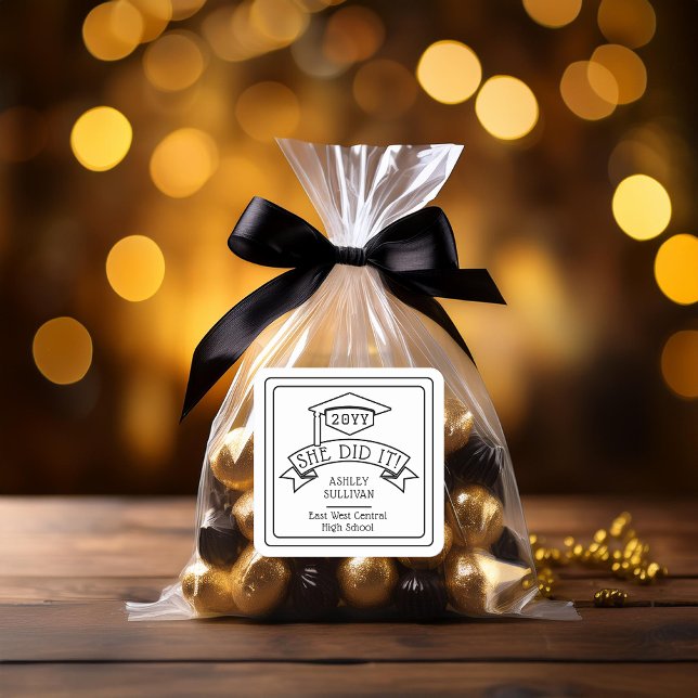 Adesivo Quadrado Ela Formando O Nome Da Graduação Do Boné | Escola (Black and White Grad Cap "She Did It!" Graduation Name and Class Year School Square Favor Sticker)