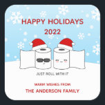 Adesivo Quadrado Engraçado 2020 Apenas Rolar Com Papel De Banheiro<br><div class="desc">Um design de Natal engraçado e festivo com 2 rolos de papel higiênico para adultos vestindo chapéus de Papai Noel dizendo "Apenas rode com isso". Uma risada alegre da escassez de papel higiênico durante a quarentena do COVID e os eventos de 2020. Personalize o texto e adicione seus nomes.</div>