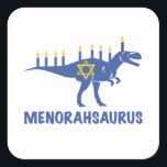 Adesivo Quadrado Engraçado Hanukkah Dinossauro Menorah Saurus Dino<br><div class="desc">Feliz Hanukkah Dinosaur Menorahsaurus. Dinossauro bonito e bobo com velas menorah nas costas. Isso faz um presente de vadia ou aniversário incrível para um amante de ciência e dino ou paleontólogo.</div>