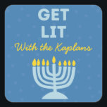 Adesivo Quadrado Engraçado "Sai", Quic Personalizou Menorah Hanukka<br><div class="desc">Traga uma faísca festiva para as comemorações de Chanucá com estes adesivos divertidos do "Get Lit"! Apresentando uma ilustração ousada da menorah, texto personalizável do nome da família e uma mensagem divertida, esses adesivos são perfeitos para adicionar personalidade a sacos de presentes, caixas de favor ou cartões de natal. A...</div>