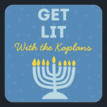 Adesivo Quadrado Engraçado "Sai", Quic Personalizou Menorah Hanukka<br><div class="desc">Traga uma faísca festiva para as comemorações de Chanucá com estes adesivos divertidos do "Get Lit"! Apresentando uma ilustração ousada da menorah, texto personalizável do nome da família e uma mensagem divertida, esses adesivos são perfeitos para adicionar personalidade a sacos de presentes, caixas de favor ou cartões de natal. A...</div>
