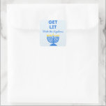 Adesivo Quadrado Engraçado "Sai", Quic Personalizou Menorah Hanukka<br><div class="desc">Traga uma faísca festiva para as comemorações de Chanucá com estes adesivos divertidos do "Get Lit"! Apresentando uma ilustração ousada da menorah, texto personalizável do nome da família e uma mensagem divertida, esses adesivos são perfeitos para adicionar personalidade a sacos de presentes, caixas de favor ou cartões de natal. A...</div>