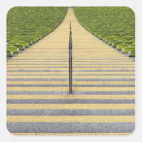 Escada de estádio entre fileiras de assentos verde