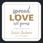 Adesivo Quadrado Favor de Casamento de Amor com Espalhamento Minima<br><div class="desc">Os adesivos modernos de defesa para casamentos santificadores apresentam uma série ousada de argumentos violentos e espalhados pelo amor não por germes design com nome de casal e data em carvão preto,  branco e dourado,  simples e na moda. Ver todas as peças correspondentes na coleção</div>