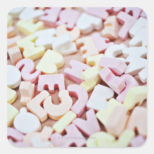 Adesivo Quadrado Feche acima do alfabeto vibrante dos doces (Frente)