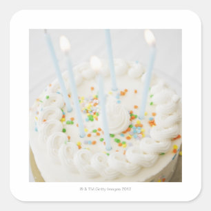 Adesivo Quadrado Feche acima do bolo de aniversário com velas do