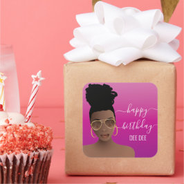 Adesivo Quadrado Feliz Aniversário, Mulher Negra com Matos Dourados