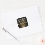 Adesivo Quadrado Feliz Hanukkah Estrela Dourada de David Menorah Bl<br><div class="desc">Elevem suas festividades de Hanukkah com esses adesivos Chic Hanukkah! Com um design elegante com uma estrela dourada radiante de David e Menorah colocada sobre um sofisticado fundo preto, esses adesivos são perfeitos para decorar presentes, cartas, envelopes e adicionar um toque de elegância às suas comemorações de feriado. Perfeito para...</div>