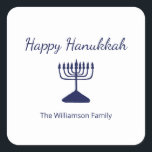 Adesivo Quadrado Feliz Hanukkah Menorah Simple<br><div class="desc">Um adesivo feliz do Natal Azul de Hanukkah,  com uma simples design de menorah azul e tipografia de script. Com a inscrição personalizável azul,  você pode adicionar suas próprias informações. Uma forma festiva de celebrar com amigos e entes queridos.</div>