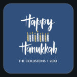 Adesivo Quadrado Feliz Hanukkah velas amarelas azuis<br><div class="desc">Fale com você Chanucá por e-mail ou seu presente para as festas com esses adesivos engraçados com "Feliz Chanucá" na tipografia moderna escovada e uma decoração de velas em amarelo e azul. Adicione seu nome ou mensagem usando o modelo</div>