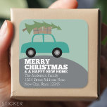 Adesivo Quadrado Feliz Natal com o Novo Endereço Doméstico em Movim<br><div class="desc">Um Cartões de natal moderno ilustrando um carro movendo presentes e uma árvore.</div>