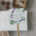 Adesivo Quadrado Focos de Envelope Eucalipto e Lavanda russa<br><div class="desc">Estas selas rústicas de lavanda e eucalipto são perfeitas para um casamento simples e elegante ao ar livre. O design floral apresenta folhas de cor aquosa de eucalipto e verde com espinhos de flores silvestres roxas. Personalize o rótulo com os nomes da noiva e do noivo.</div>