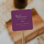 Adesivo Quadrado Folha mínima | Berry Purple Wedding Welcome<br><div class="desc">Estes varetas de boas-vindas roxas são perfeitos para um casamento de boho. A design apresenta uma simples silhueta verde folha em uma romântica cor violeta de verão com estilo minimalista de jardim boêmico. Personalize esses adesivos com a localização do seu casamento, nomes e data do casamento. Essas etiquetas são perfeitas...</div>