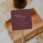 Adesivo Quadrado Folha mínima | Boas-vindas a Burgundy<br><div class="desc">Estes varetas de boas-vindas são perfeitos para um casamento. A design boêmica apresenta uma simples silhueta verde em uma cor de vinho tinto escuro com estilo clássico de boho minimalista. Personalize esses adesivos com a localização do seu casamento, nomes e data do casamento. Essas etiquetas são perfeitas para casamentos de...</div>