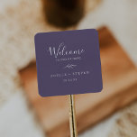 Adesivo Quadrado Folha mínima | Plum Purple Wedding Welcome<br><div class="desc">Estes varetas de boas-vindas de um casamento púrpura de folha mínima são perfeitos para um casamento de boho. O design de tom de joia apresenta uma simples silhueta verde de folha em uma violeta azul escura roxa com estilo boho minimalista. Personalize esses adesivos com a localização do seu casamento, nomes...</div>