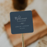Adesivo Quadrado Folha mínima | Slate Blue Wedding Welcome<br><div class="desc">Estes adesivos de boas vindas são perfeitos para um casamento elegante. A design apresenta uma simples silhueta verde em azul-cinza escuro com estilo minimalista clássico. Personalize esses adesivos com a localização do seu casamento, nomes e data do casamento. Essas etiquetas são perfeitas para casamentos de destino e bolsas de boas-vindas...</div>