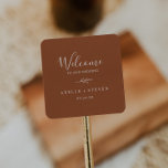 Adesivo Quadrado Folha mínima | Terracotta Wedding Welcome<br><div class="desc">Estes vinhetas de boas-vindas de terracotta são perfeitos para um casamento de boho. A design apresenta uma simples silhueta verde folha em laranja queimado com estilo minimalista de boêmia do deserto. Personalize esses adesivos com a localização do seu casamento, nomes e data do casamento. Essas etiquetas são perfeitas para casamentos...</div>