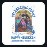 Adesivo Quadrado Foto personalizável de REUNIÃO DA FAMÍLIA HANUKKAH<br><div class="desc">Vinheta personalizável de REUNIÃO FAMILIAR DA FAMÍLIA HANUKKAH. Adicione seus detalhes e carregue sua foto vertical. Celebrar a sua reunião familiar em Hanukkah. Camisas,  presentes e material de festa disponíveis.</div>