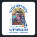 Adesivo Quadrado Foto personalizável de REUNIÃO DA FAMÍLIA HANUKKAH<br><div class="desc">Vinheta personalizável de REUNIÃO FAMILIAR DA FAMÍLIA HANUKKAH. Adicione seus detalhes e carregue sua foto vertical. Celebrar a sua reunião familiar em Hanukkah. Camisas,  presentes e material de festa disponíveis.</div>