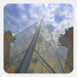 Adesivo Quadrado França, Paris. Nuvens se refletem no Louvre