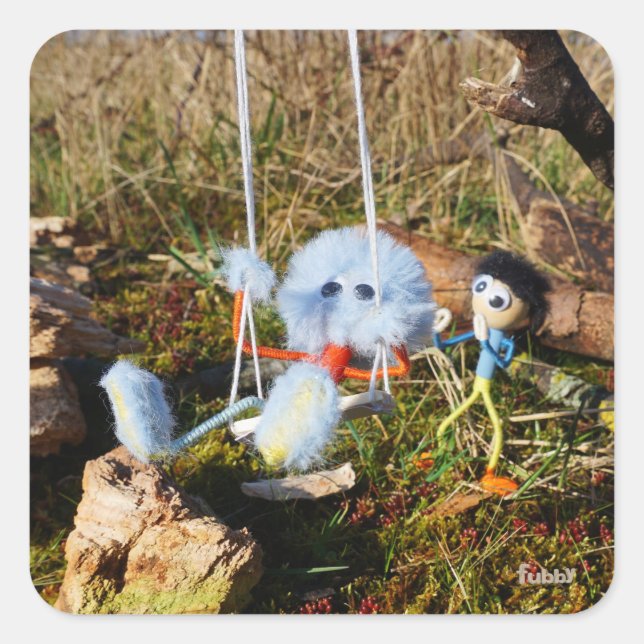 Adesivo Quadrado Fubby monster op de schommel. (Frente)