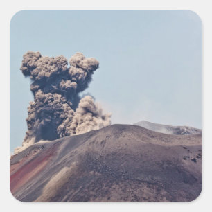 Adesivo Quadrado Fumaça escapando do vulcão ativo Anak Krakatau