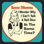Adesivo Quadrado Funny Bunco Dilemma Com A Mulher Retrora<br><div class="desc">Uma mulher engraçada do estilo retro tem um Bunco Dilemma. Ela está ponderando por que não pode jogar dados e falar ao mesmo tempo. Alguns jogadores têm talento onde podem jogar dados e conversar ao mesmo tempo. Presente engraçado de gag Bunco, presente de feriado, presente de anfitrião, presente de aniversário...</div>