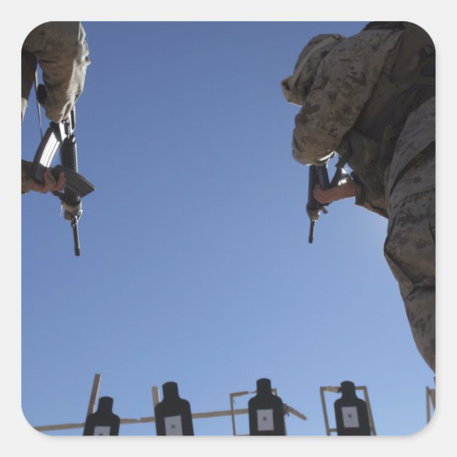 Adesivo Quadrado Fuzileiros trocam revistas em meio a tiros (Frente)