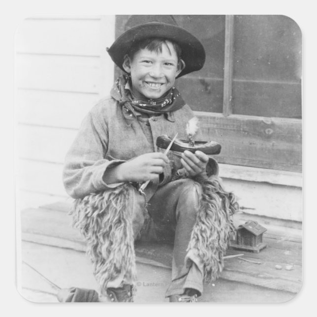 Adesivo Quadrado Garoto vestido como cowboy com brinquedos (Frente)