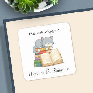 Adesivo Quadrado Gato Bonito no topo de uma Pilha de Livros - Placa
