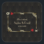 Adesivo Quadrado Glam Gatsby Casino Las Vegas Poker Wedding<br><div class="desc">Casino único Royale e Gatsby de Excelente de placa temática de design. Apresenta o estilo antigo de deco artístico, um antigo quadro de Hollywood estragado em 1920, com folha de ouro falsa Fleur-de-lis, corações vermelhos, Q e K em dois cantos (simulando cartões de jogar), sobre o fundo do padrão de...</div>