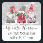Adesivo Quadrado Gnomo Love Joy Peace Christmas Card Address<br><div class="desc">"Gnome Love Joy Peace Christmas Card Address Sticker" Envelope Selo e adesivo de endereço de retorno adiciona beleza aos envelopes da sua placa de Natal. A mão pintou imagens aquáticas de um trio de gnomos com a mensagem: "Amor, Alegria, Paz!" Criada por Audrey Jeanne Roberts, artista acreditada e licenciada internacionalmente,...</div>