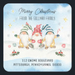 Adesivo Quadrado Gnomos Feriados Cons Merry Christmas Return Endere<br><div class="desc">Um trio de gnomos de férias bonitos desejando suas pessoas favoritas "Feliz Natal" de sua família com seu endereço de volta abaixo. Design composto por Designs Holiday Hearts.</div>