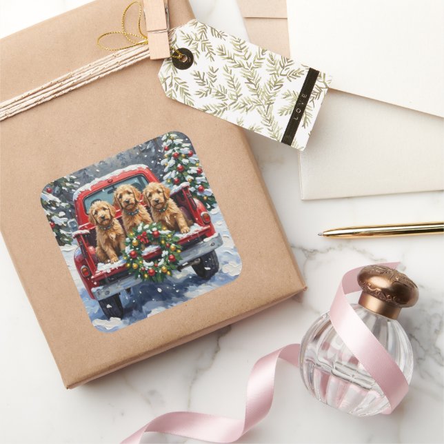 Adesivo Quadrado Goldendoodle Christmas Red Truck Holiday (Presentear)