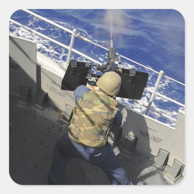 Adesivo Quadrado Gunners Mate disparando uma metralhadora calibre 5 (Frente)