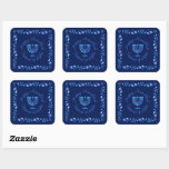 Adesivo Quadrado Hanukkah Ornamentado de Natal Judeu<br><div class="desc">Feliz Festa de Hanukkah, Feriado Judeu, padrão de Menorah Azul. Decoração de Chanukkah, Feriado Judeu, com símbolos decorativos tradicionais de Chanuka - Marinho Blue color hanukkiah menorah, candelabro com velas, sonho, rosquinhas, estrela de David e ilustração de luz azul neon. Festa de Chanucá das Luzes Decoração do Evento. Jerusalém, Israel....</div>