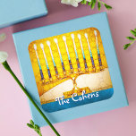 Adesivo Quadrado Hanukkah Yellow Dourado Menorah Teal Blue Nome Per<br><div class="desc">Uma fotografia de perto de uma foto brilhante, colorida, da menorah da arte amarela dourada ajuda-o a inaugurar o feriado de Chanucá. Sinta o calor e a alegria da temporada de férias sempre que você usa este incrível e colorido adesivo Chanucá. Cartões, carimbos, sacos de tote, servindo bandejas e outros...</div>