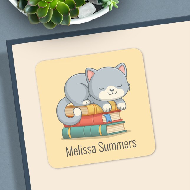 Adesivo Quadrado Happy Cat Book Stack Custom Name Bookplate Yellow (Criador carregado)