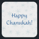 Adesivo Quadrado Happy Chanukah Snow<br><div class="desc">Bonito design de inverno num simples adesivo Chanukah. Neve a cair com grandes flocos de neve sobre fundo branco angustiado. O texto diz FELIZ CHANUKAH! Com um pouco de ajuda dos meus amigos em www.scrappindoodles.com. Do My_Christmas_Shoppe por Ela Wolf Medicine.</div>