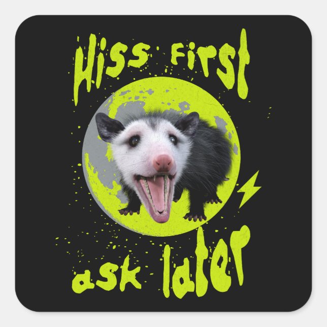 Adesivo Quadrado Hiss first, ask later Funny Opossum Hissing (Frente)