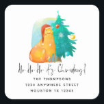 Adesivo Quadrado Ho Ho Ho Christmas Cat Return Name Endereço<br><div class="desc">Ho Ho Ho Christmas Cat Return Name Address (Endereço para devolução de gatos de Natal) Estilo humorístico minimalista com uma ilustração de árvore festiva e gato e o cabeçalho principal em um roteiro de estilo manual definido. Personalize facilmente o resto do texto para seus próprios detalhes.</div>