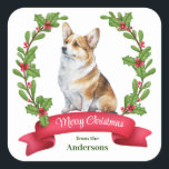 Adesivo Quadrado Holly Banner Corgi Dog Christmas Square Sticker<br><div class="desc">Nestes adesivos de correspondência Holiday,  um retrato aquoso de um lindo cão Pembroke Welsh Corgi está rodeado por uma coroa vermelha. Na parte inferior está uma faixa vermelha com sua saudação de Natal personalizada,  e sua assinatura está em verde embaixo dela.</div>