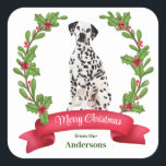 Adesivo Quadrado Holly Banner Dalmatic Dog Christmas<br><div class="desc">Nestes autocolantes de correspondência Feriados,  um retrato de aquarela de um lindo cão Dalmático é cercado por uma coroa de morango vermelho. Na parte inferior está uma faixa vermelha com sua saudação de Natal personalizada,  e sua assinatura está em verde embaixo dela.</div>