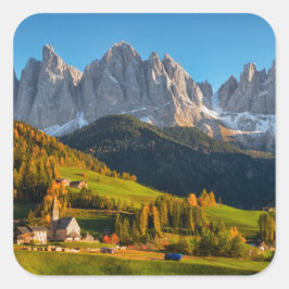 Adesivo Quadrado Igreja e aldeia com paisagem montanhosa