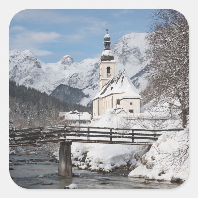 Adesivo Quadrado Igreja na neve com montanhas alpinas no inverno (Frente)